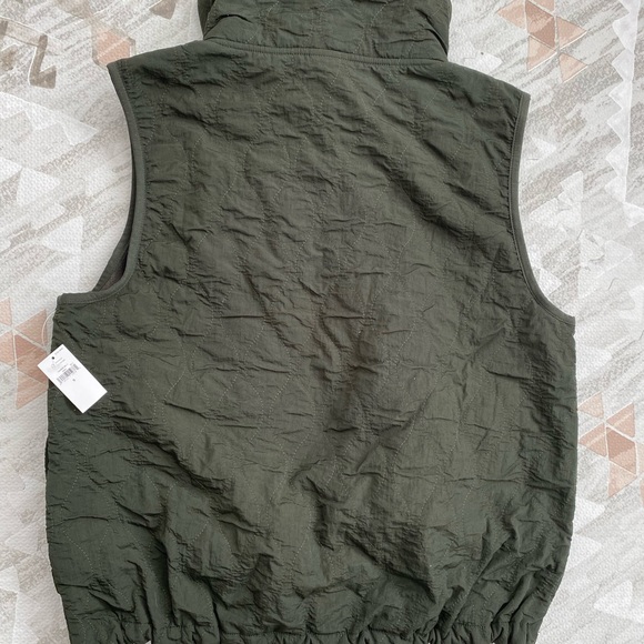 NWT Gap Fit Embroidered Vest, Plush Lining, Mistletoe Green, Small - Picture 6 of 7